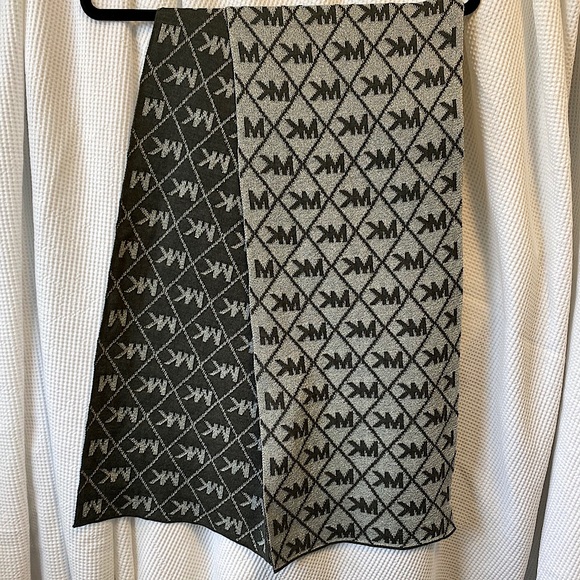 Two-Tone Scarf - Picture 1 of 2